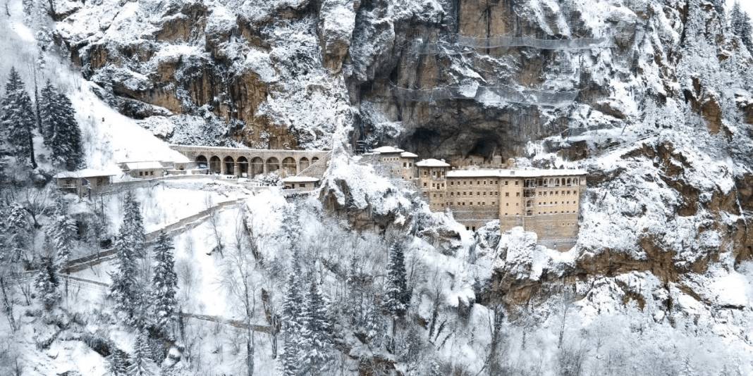 Sümela Manastırı karla beyaza büründü: Tarihi yapı muhteşem manzaralar sunuyor 3